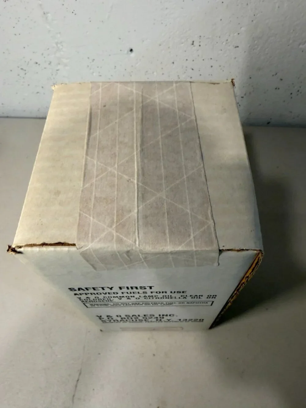 V&O Brass Plated Kerosene Lantern New in Box Vintage Style Metal Oil Lamp 21949
